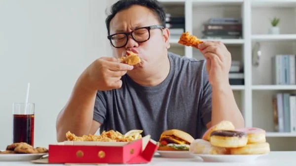 Ilustrasi mengonsumsi makanan (Dok: Int).