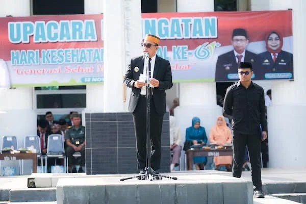 Bupati Jeneponto H Paris Yasir saat memimpin upacara Hari Kesehatan Nasional. (Ist).