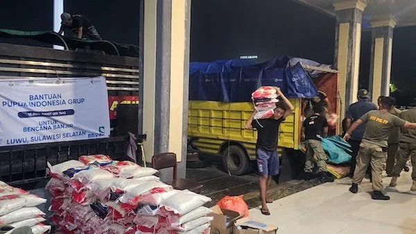 Bantuan 40 ton beras bagi korban bencana di Sulawesi Selatan.