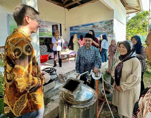 Konjen Australia Dukung Proyek Pengolahan Kelapa di Tobimeita Kendari. Dok. Ist