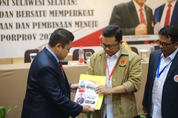 Darmawangsyah Muin saat Menerima Amanah Pemimpin KONI Sulsel, (Dok: Ist).