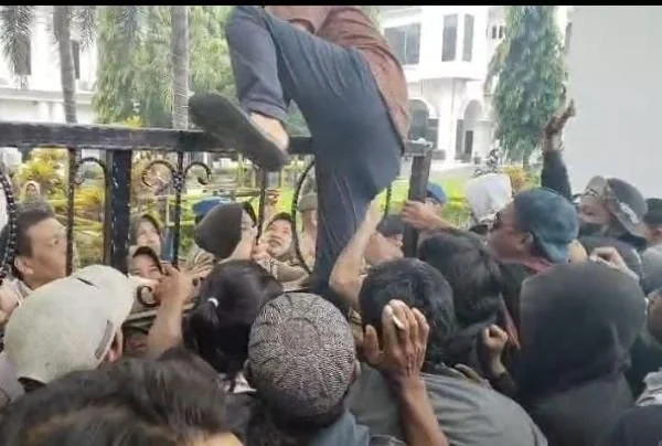 Kantor Bupati Takalar Digeruduk Massa Aksi Tolak Rencana Proyek Kawasan Industri. Dok. Ist