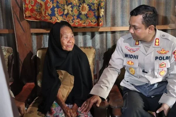 Kapolres Jeneponto, AKBP Widi Setiawan, saat menemui salah satu keluarga stunting. (Ist)