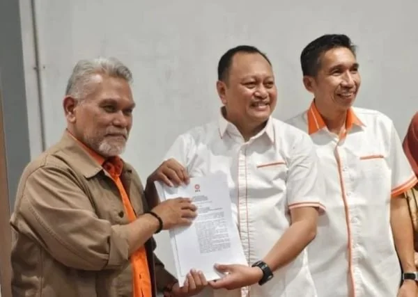 Ketua DPW PKS Muhammad Arsyid saat menyerahkan rekomendasi kepada bakal calon Bupati Kepulauan Selayar Ady Ansar yang maju di Pilkada serentak 2024 (Dok : ist).