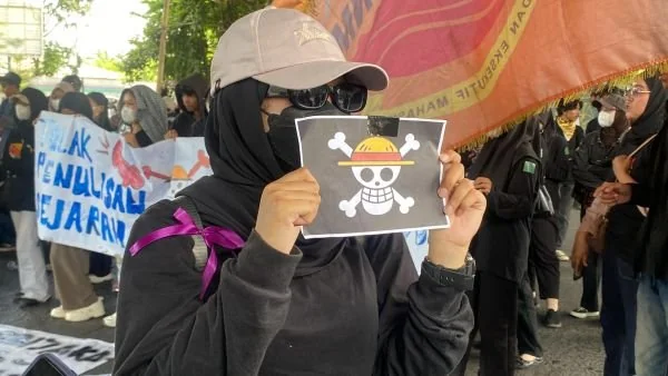 Demonstran memperlihatkan gambar bendera One piece (Dok: Atri KabarMakassar).