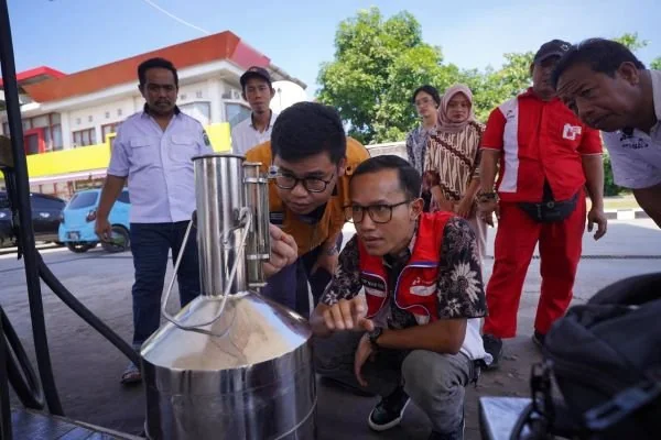 PT Pertamina Patra Niaga Regional Sulawesi bersama Dinas Metrologi Kabupaten Takalar dan Badan Standardisasi Metrologi Legal IV Kementerian Perdagangan melakukan Uji Tera atau pengecekan standar takaran Bahan Bakar Minyak (BBM) di beberapa SPBU di Kabupat