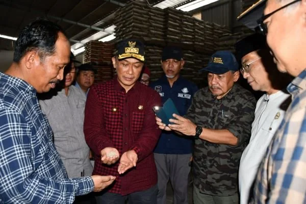 PJ Gubernur Sulbar bersama rombongan saat meninjau usaha penggilingan padi di Polman
