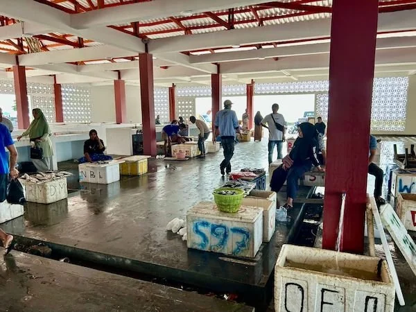 (TPI) Bentenge mulai beroperasi untuk aktifitas jual beli ikan bagi para pedagang dan pembeli.ist