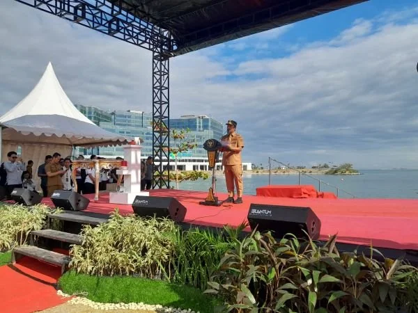 Gubernur Sulsel Andi Sudirman Sulaiman, saat menghadiri peluncuran seaplane di kawasan CPI Makassar. (Dok. Syamsi/KabarMakassar)