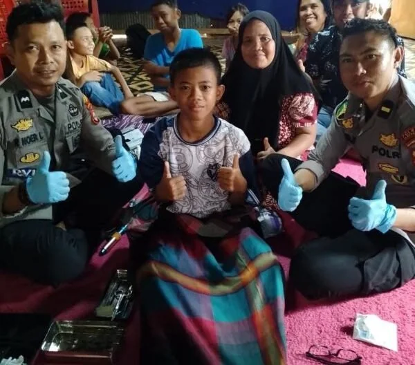 Tim Dokkes Polres Jeneponto Gelar Sunat Gratis Bagi Anak Keluarga Prasejahtera. (Dok: Ist)