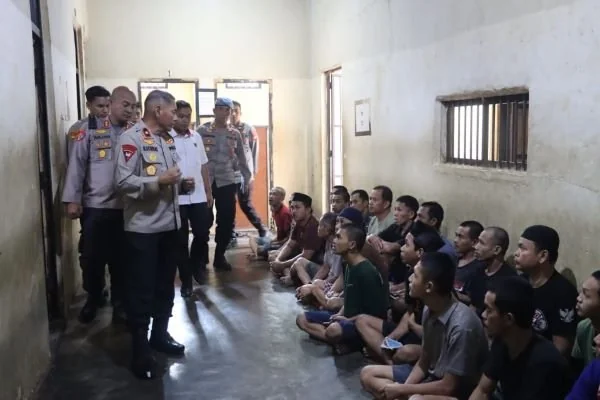 Wakapolda Sulbar saat mengecek tahanan di Polres Polman (Dok : Ist).