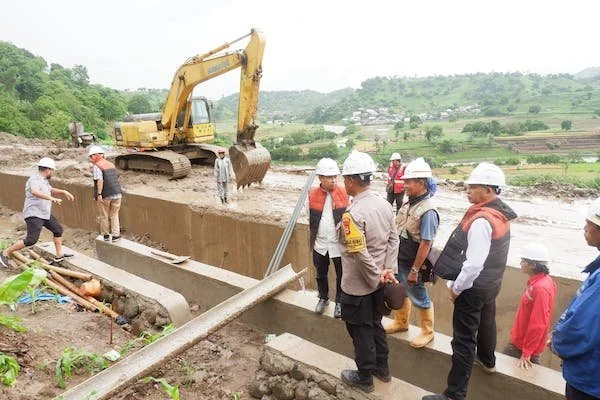 Pj Bupati Jeneponto, Reza Faisal bersama Sekretaris Daerah, Muh. Arifin Nur dan Asisten III, saat meninjau lokasi irigasi Kareloe yang jebol akibat banjir yang melanda wilayah tersebut. (Foto/ist).