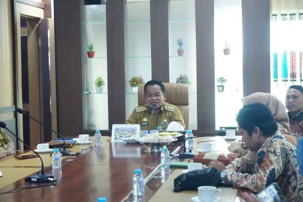 Pj Bupati Jeneponto, Junaedi Bakri saat mengelar pertemuan dengan Mahasiswa Politeknik Negeri Media Makassar (Dok : Ist).