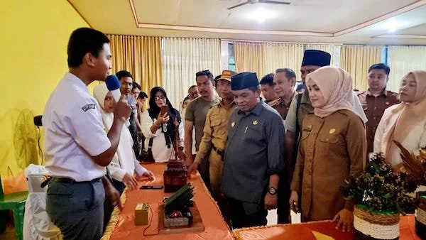 Pj Bupati Jeneponto, Junaedi Bakri didampingi Kepala Bidang Layanan Kepemudaan Dispora Jeneponto, Suci Fitriani saat sedang melihat hasil karya salah satu peserta dari Ajang Pencarian Bakat. (Ist).