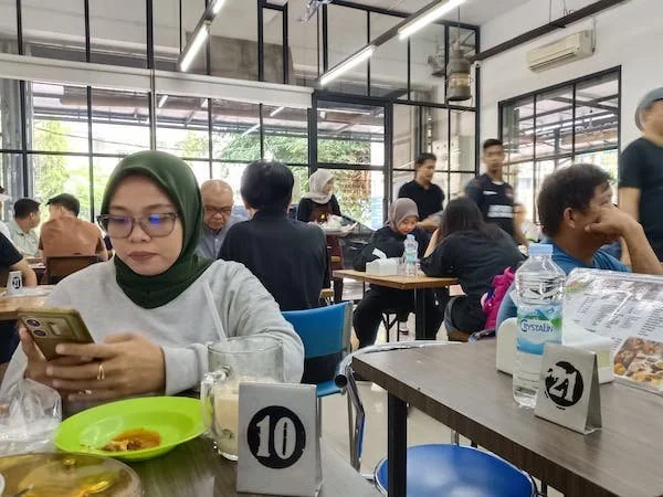 Suasana Warkop Ko Heng Cabang Latimojong Kota Makassar, (Dok: Sinta KabarMakassar).