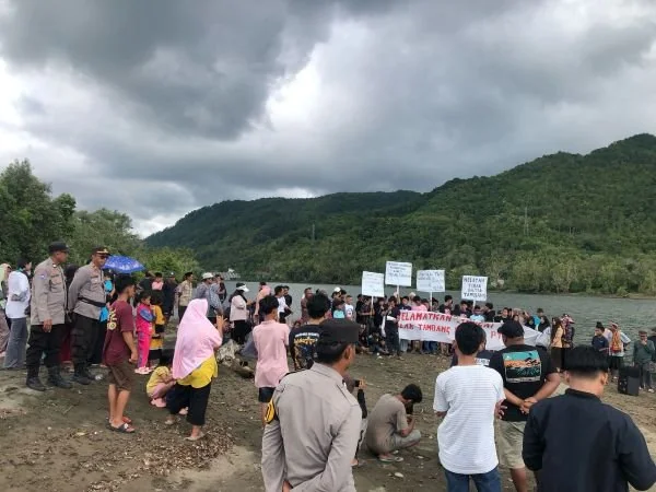 Aksi damai warga di Tubo menolak tambang pasir (Dok : Ist).