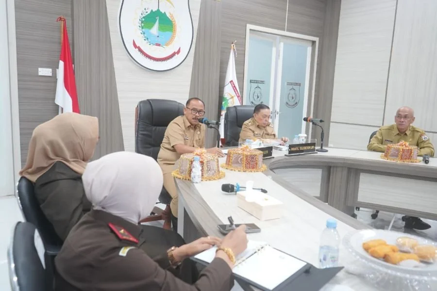 Gubernur dan Wakil gubernur Sulbar saat memimpin rapat bersama OPD terkait (dok:ist)