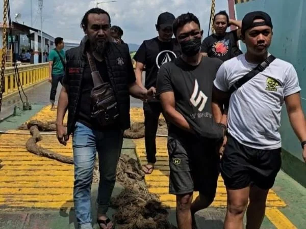 Pelaku saat diamankan pihak kepolisian (Dok : Ist).