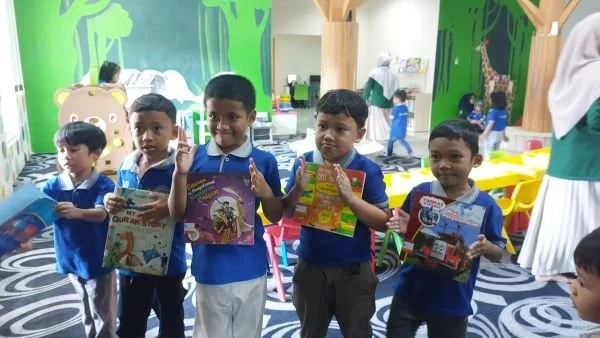 PG-TK Sekolah Alam Bosowa melaksanakan kegiatan outing edukatif di Layanan Perpustakaan Ibu dan Anak Kota Makassar. (Dok: Ist)