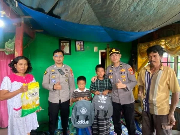 Tim Dokkes Polres Jeneponto saat menemui tiga anak prasejahtera di Kampung Bontoparang, Kelurahan Tolo Selatan, Kecamatan Kelara. (Dok: Ist)