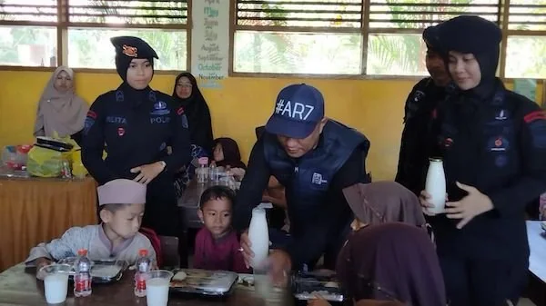 Pembagian makanan sehat Polda Sulsel pada murid di SD Inpres Bakung, Gowa. (Dok:Ist)