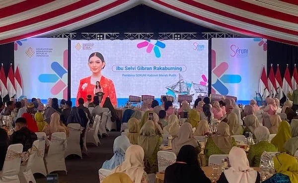 Ketua Umum Dewan Kerajinan Nasional, Selvi Ananda saat melakukan kunjungan ke Benteng Fort Rotterdam Makassar (Dok: Nofi KabarMakassar)