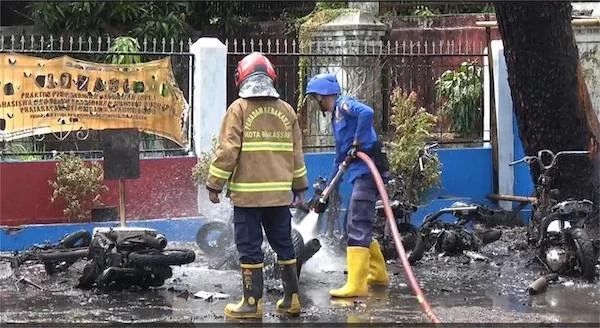 6 unit motor mahasiswa yang hangus terbakar di depan sekolah (Dok: Atri KabarMakassar)