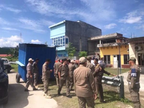 Satpol PP Sulbar saat bersosialisasi kepada PKL di ruas jalan Arteri Mamuju (Dok : Aldy KabarMakassar).
