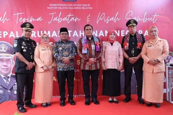 Pj Bupati Bantaeng saat berfoto bersama Kakanwil Sulawesi Selatan usai pelaksanaan Sertijab Karutan Bantaeng (Dok : Ist).