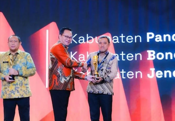Bupati Jeneponto Paris Yasir saat menerima penghargaan Indeks Inovasi Daerah Tertinggi Tahun 2025, dalam ajang bergengsi Innovative Government Award (IGA) 2025 yang diselenggarakan oleh Kementerian Dalam Negeri (Kemendagri).