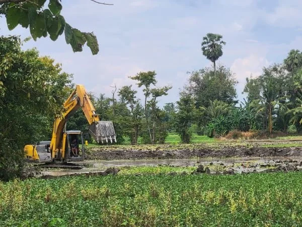 Alat berat jenis excavator yang beroperasi di sekitar lahan persawahan warga Takalar (Dok : Saleh KabarMakassar).
