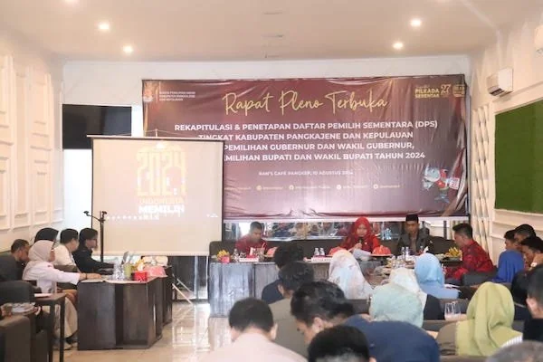 Suasana rapat pleno terbuka rekapitulasi dan penetapan daftar pemilih sementara, tingkat Kabupaten Pangkajene dan Kepulauan yang digelar di Rans Café, Jl. Terminal Baru, Bungoro Sabtu (10/08). Foto IST