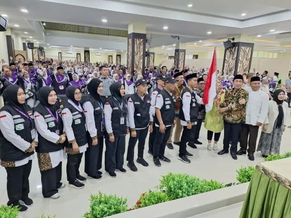 Pemberangkatan CJH Kloter 5 Embarkasi Makassar saat dilepas Ketua Komisi VIII DPR RI, Ashabul Kahfi.