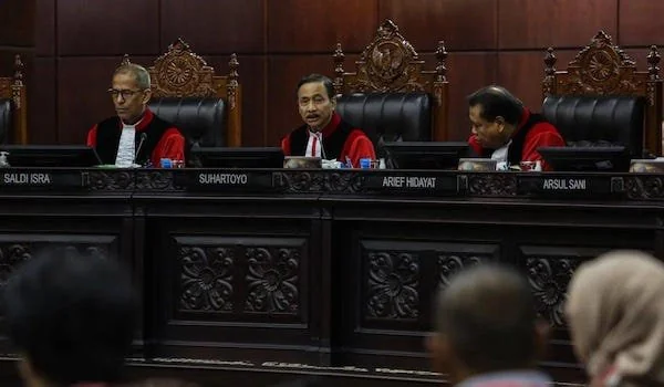 Ketua Mahkamah Konstitusi (MK) Suhartoyo (tengah) bersama Wakil Ketua Mahkamah Konstitusi Saldi Isra (kiri), dan Anggota Majelis Hakim MK Arief Hidayat (kanan), (Dok: Ist).