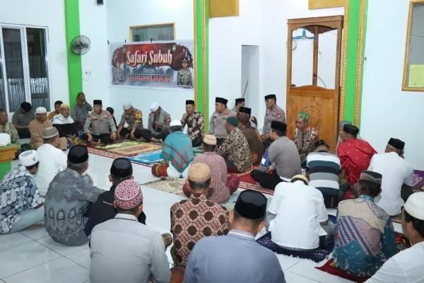 Kapolres Jeneponto AKBP Haryo Basuki bersama jajaran saat melakukan safari subuh di masjid Desa Langkura. (Dok: Ist)