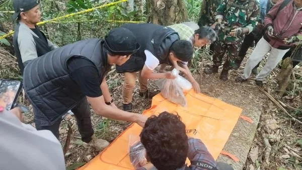 Proses evakuasi kerangka manusia yang ditemukan di Kota Polapo (Dok: Ist)