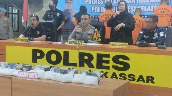 Konferensi pers penangkapan pelaku peredaran narkoba di Polres Pelabuhan Makassar (Dok : Atri KabarMakassar).