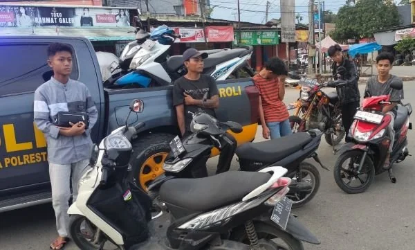Pihak kepolisian Polresta Mamuju saat membubarkan aksi balap liar.