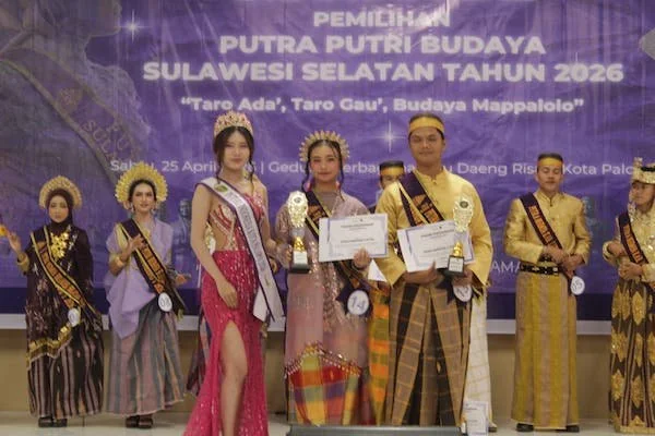 Rival Palayukan saat terima penghargaan di grand final putra putri budaya Sulsel 2026 (Dok. ist.)
