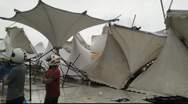 Tenda di Anjungan Manakarra Porak-poranda usai di terjang angin kencang. Dok. Muh Rizaldy Andi Djemmang