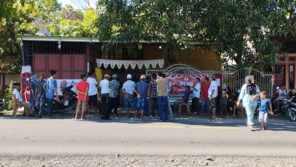 Warga Pammanjengang dan Bungunglompoa saat mengantri di TPS 006 (Dok : Ullah KabarMakassar).
