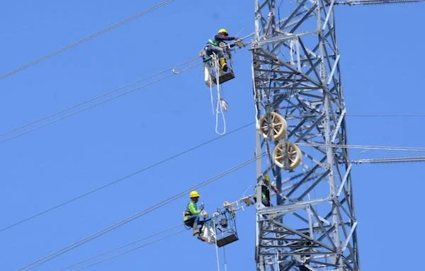 Pembangunan jaringan listrik oleh PLN (Dok : ist).