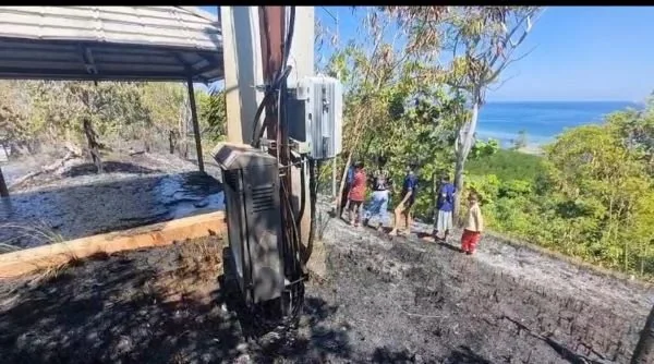 Kebakaran hutan dan lahan yang nyaris membakar villa mantan Gubernur Sulbar Anwar Adnan Saleh di Desa Sumare. (Dok: Ist)