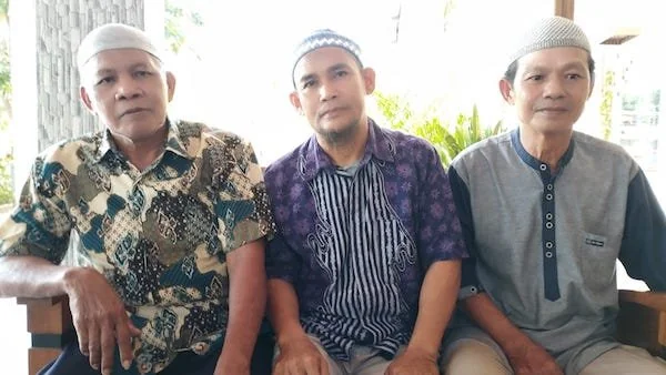 Sehasan (Pembina teknis), Saenal Hambali (Wakil ketua BPD) dan Suardi (anggota BPD) Foto: Ullah.