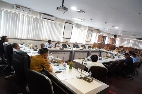 Komisi D DPRD Sulsel saat menggelar rapat kerja bersama Kepala Dinas Bina Marga dan Bina Konstruksi Sulsel (Dok : Ist).