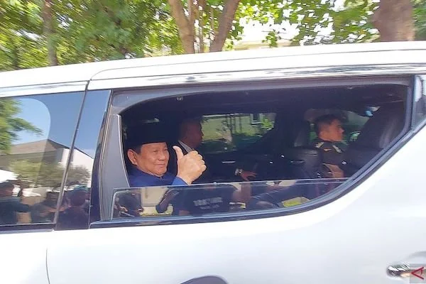 Calon presiden terpilih pada Pemilu 2024 Prabowo Subianto saat meninggalkan kediaman pribadinya, Jalan Kertanegara, Jakarta Selatan untuk menghadiri Pelantikan Pasangan Calon Presiden dan Wakil Presiden Terpilih Hasil Pemilu 2024 menjadi Presiden dan Waki