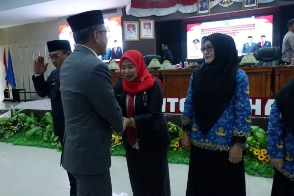 Bupati Jeneponto H. Paris Yasir saat melakukan pelantikan Direktur RSUD Lanto Daeng Pasewang, dr. St. Pasriany (Dok : Ist).