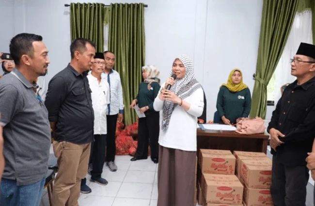 Wabup Hj Suhartina Bohari Salurkan Bantuan Pangan Masyarakat Berpenghasilan Rendah dan Keluarga Risiko Stunting