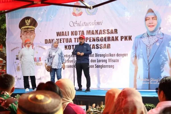 Wali Kota Makassar, Moh Ramdhan Pomanto, bersama Ketua TP PKK Makassar, Indira Yusuf Ismail, melakukan kunjungan ke Pulau Barrang Lompo, Kecamatan Sangkarrang (Dok : ist).