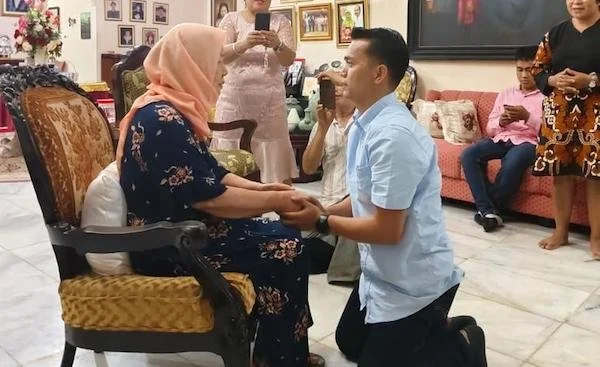 Benidiktus Papa saat meminta restu ke Puang Hj. Andi Azizah Patompo